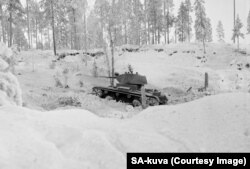 Un tanc al Armatei Roșii trece granița Finlandei. La început, diferența uriașă de dotare a făcut dificilă opoziția finlandezilor la avansul blindatelor sovietice