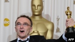 Режиссер фильма "Миллионер из трущоб" Дэнни Бойл со статуэткой Оскара. 22 февраля 2009