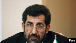 محسن آرمین که سابقه عضویت در مجلس ششم را دارد، از معدود اعضای ارشد احزاب اصلاح‌طلب ایران بود که از زمان شکل‌گیری اعتراض‌ها به نتایج انتخابات ایران بازداشت نشده بود.