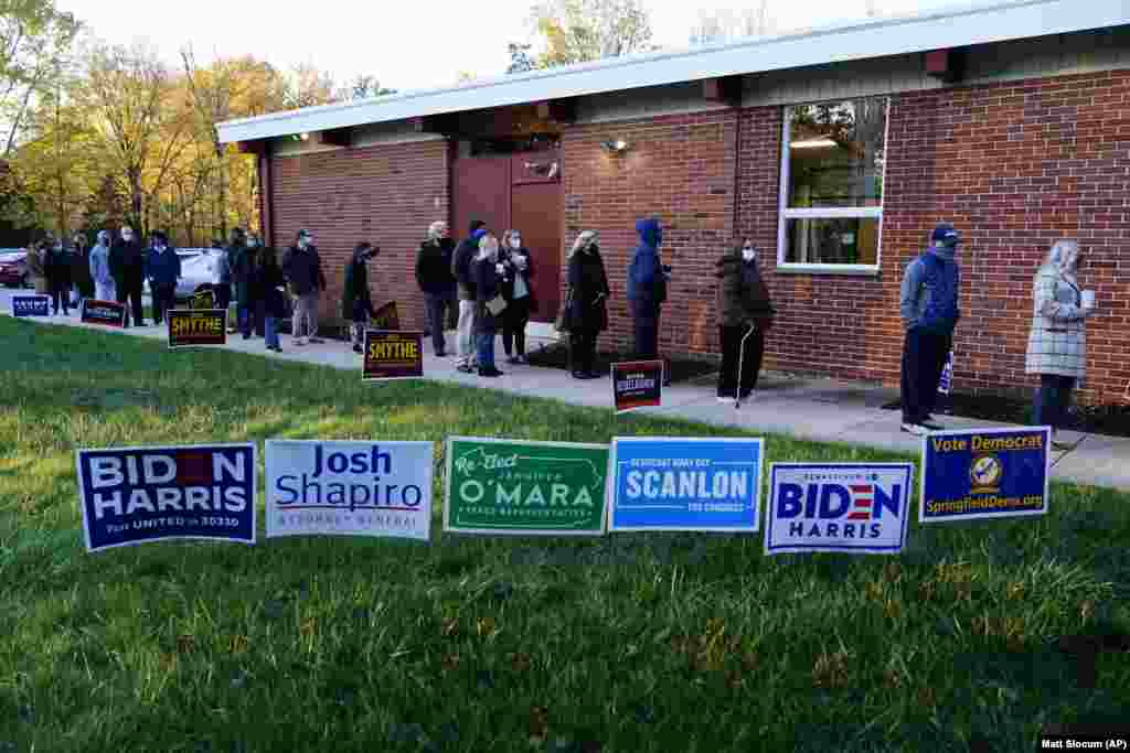 Луѓе се редат надвор од избирачкото место за да гласаат во Спрингфилд, Пенсилванија.