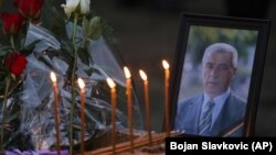 Lule dhe qirinj janë vendosur pranë fotografisë së politikanit të vrarë serbë, Oliver Ivanoviq. 