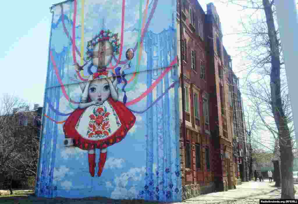 Замість обличчя у дівчинки хрест, що є традиційним для українських ляльок-мотанок