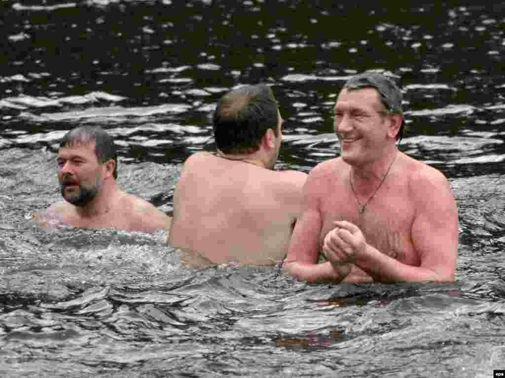 Ukraine -- President Viktor Yushchenko (R) takes a bath during the epiphany celebrations in a small lake in Kyiv, 19Jan2007 - Президент Ющенко та керівник Президентського секретаріату Віктор Балога купаються в Гідропарку. 19 січня 2007, Водохреща