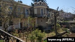 Вид на необычный дом с улицы Курской