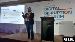 Ерон Шерокман під час виступу на Digital Disruption Forum, Київ, 3 квітня 2017 року