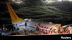 5 лютого літак, що летів до стамбульського аеропорту «Сабіха Гекчен» з Ізміру, при посадці викотився за межі злітно-посадкової смуги і розвалився на три частини