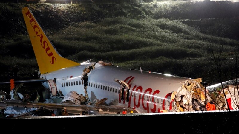 Aeroplani del nga pista në Stamboll, një i vdekur