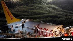 "Боинг" 737-86J авиакомпании Pegasus Airlines после жёсткой посадки. Стамбул, Турция. 5 февраля 2020 года