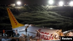 Boeing 737-86J авиакомпании Pegasus Airlines после жёсткой посадки. Стамбул, 5 февраля 2020 года.