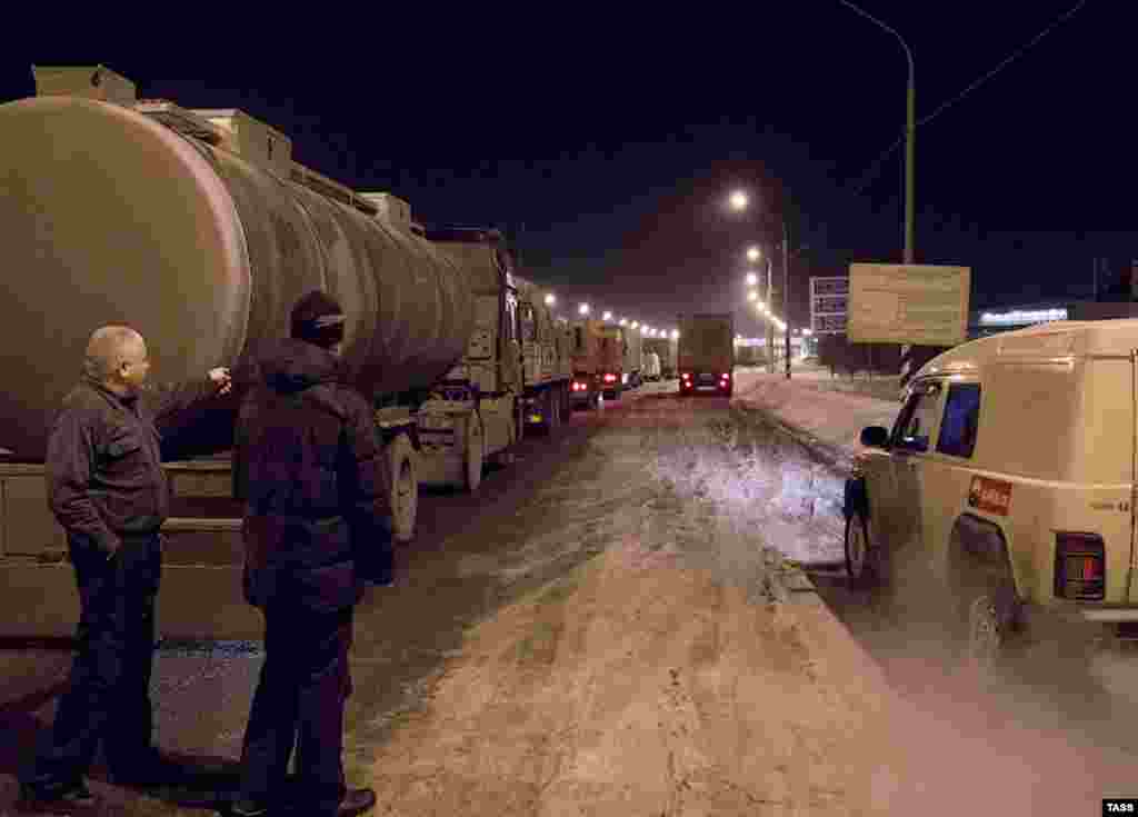 Heavy snowfall brought more than 4,000 trucks to a standstill on Russia&#39;s M10 motorway, which connects Moscow with St. Petersburg.