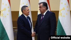 Заместитель премьер-министра Узбекистана Рустам Азимов (слева) и президент Таджикистана Эмомали Рахмон. Душанбе, 27 декабря 2016 года.