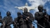 Бойцы BOPE, спецназа военной полиции Рио-де-Жанейро, на фоне знаменитой статуи Христа-Искупителя 