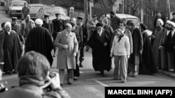 ۱۲ بهمن ۱۳۵۷؛ روح‌الله خمینی با همراهی یارانش محل اقامت خود را در نوفل لوشاتو برای بازگشت به ایران ترک می‌کند