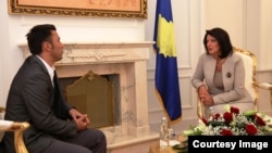 Presidentja e Kosovës, Atifete Jahjaga gjatë takimit me anëtarin e ri të KQZ-së, Adnan Rrustemi