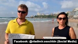 Син та вдова російського бізнесмена Валерія Пшеничного вже не вперше виходять на пікети, аби привернути увагу до катувань і убивств у російських СІЗО