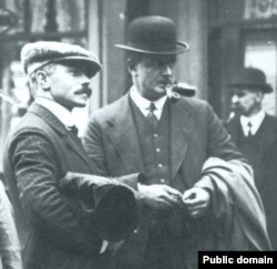 Офицеры с "Титаника" Чарльз Лайтоллер (справа) и Герберт Питман после кораблекрушения. 1912