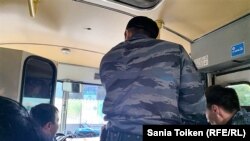 Сотрудники полиции в автобусе. Кадр из трансляции репортера Азаттыка Сании Тойкен. Нур-Султан, 9 июня 2019 года.