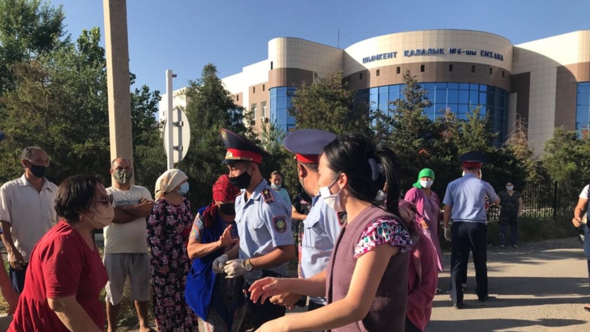 В Шымкенте перекрыли дорогу, протестуя против открытия провизорного центра  в школе