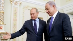 Президент России Владимир Путин приветствует премьер-министра Израиля Биньямина Нетаньяху в резиденции Ново-Огарево 