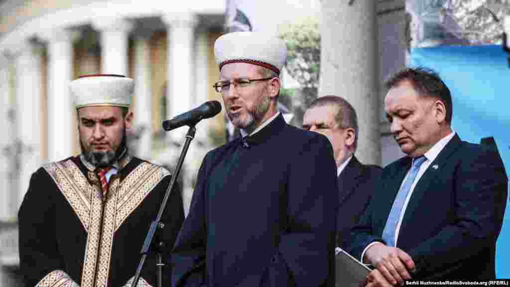 Ukrainian Muslim leader, Mufti Said Ismagilov, leading prayers for Akhtem Chiygoz. 