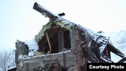 Дом тещи Владимира Козлова, лидера незарегистрированной оппозиционной партии "Алга", после его разрушения. Алматинская область, Карасайский район, 23 февраля 2011 года.