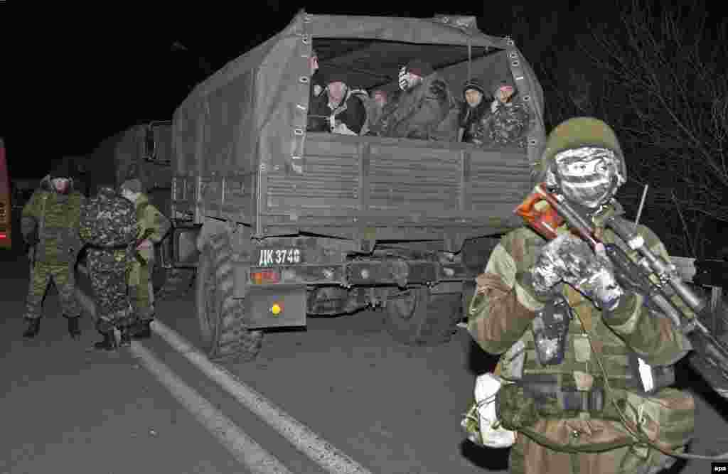Українські полонені у вантажівці бойовиків
