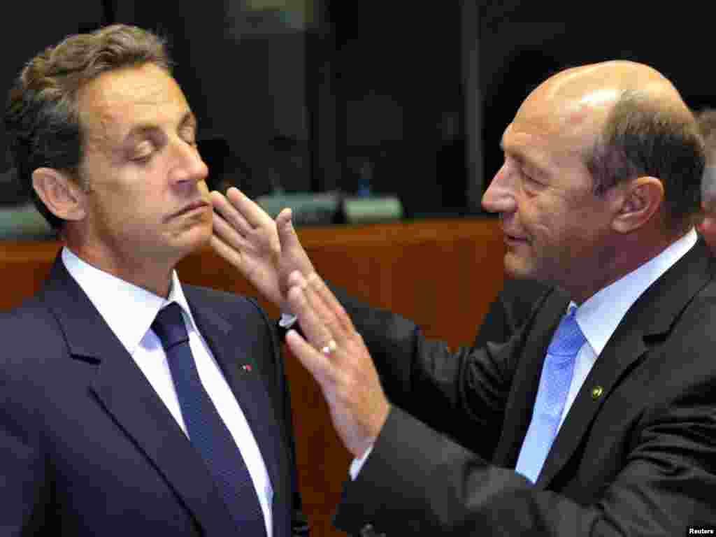 Prezident Sarkozy Br&uuml;sseldə Avropa Birliyi liderlərinin sammitində Rumıniya prezidenti Traian Basescu (sağda) ilə s&ouml;hbət edir. 16 sentyabr 2010