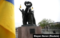 Флаги Украины на памятнике "Мир во всем мире" в Хельсинки, 26 мая 2022 года. Через 3 месяца памятник будет демонтирован