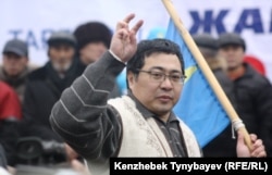 "Арман" қозғалысының жетекшісі Ермек Нарымбаев Қытайға жер беруге қарсы оппозиция ұйымдастырған митингіде. Алматы, 30 қаңтар, 2010 жыл.