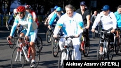 Аким Алматы Ахметжан Есимов (на переднем плане) во время веломарша ко Дню города. Алматы, 16 сентября 2012 года.