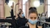 بازیگران باله اپرای ملی اوکراین در حال انجام تمرینات خود با رعایت مقررات مربوط به پیشگیری از ابتلا به ویروس کرونا.