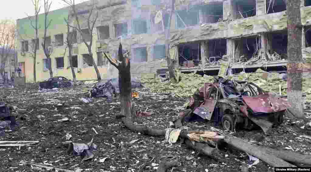 Kjo fotografi shfaq rrënojat e spitalit të shkatërruar të fëmijëve në Mariupol, pas sulmit rus, më 9 mars.