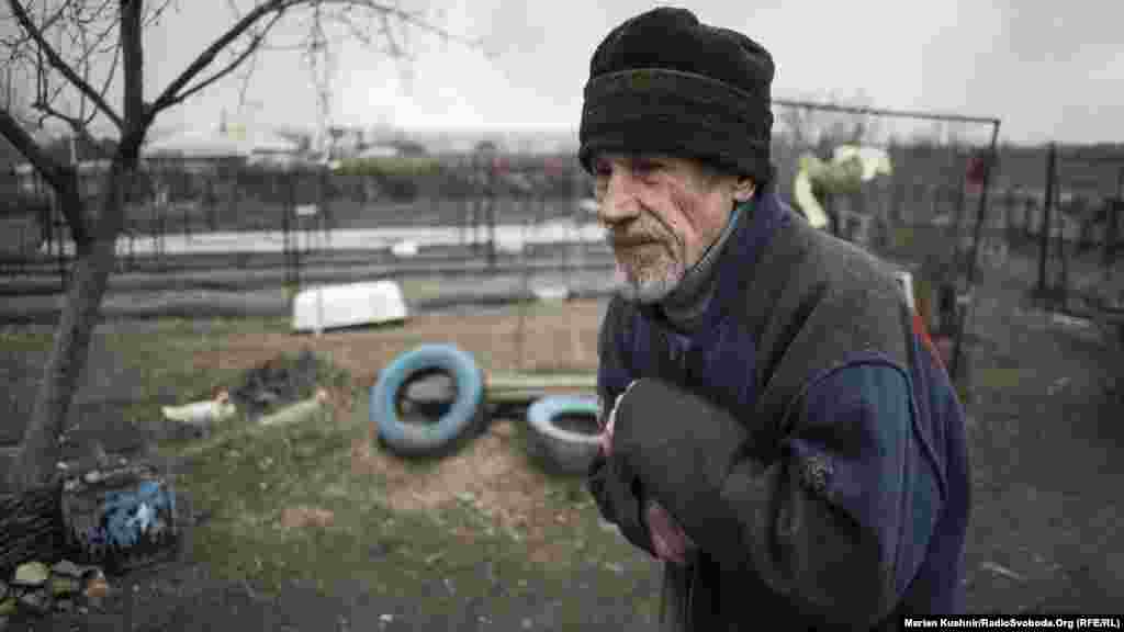 Житель Сизого. Це чоловік Валентини. Оин із небагатьох, хто залишився у тому &laquo;апендиксі&raquo; між Росією, підконтрольною Україні територією та землею, яку контролюють проросійські бойовики. В Сизому всього 10 людей залишилося, із них вісім &ndash; пенсіонери