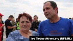 Володимир Балух з матір'ю в аеропорту «Бориспіль» після звільнення в результаті обміну, Київ, 7 вересня 2019 року