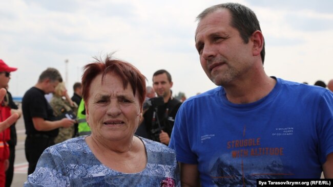 Владимир Балух с мамой Натальей в аэропорту «Борисполь» после обмена удерживаемыми лицами между Украиной и Россией, 7 сентября 2019 года