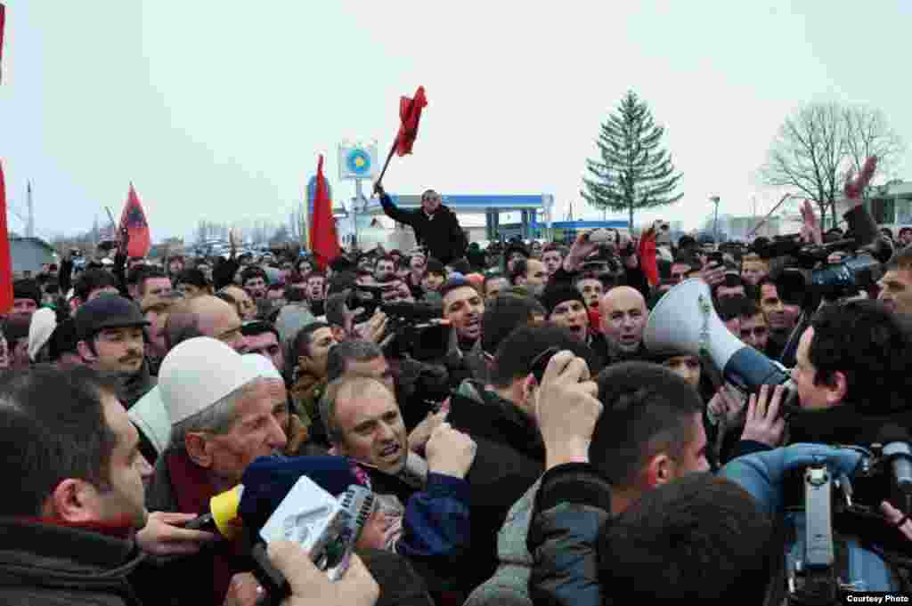 Kosovo -- Protest of self-determination movement in Podujevo city, on the way to Kosovo-Serbia border.