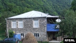В двух часах езды от Тбилиси по серпантинной дороге раскинулась деревенька Магароскари