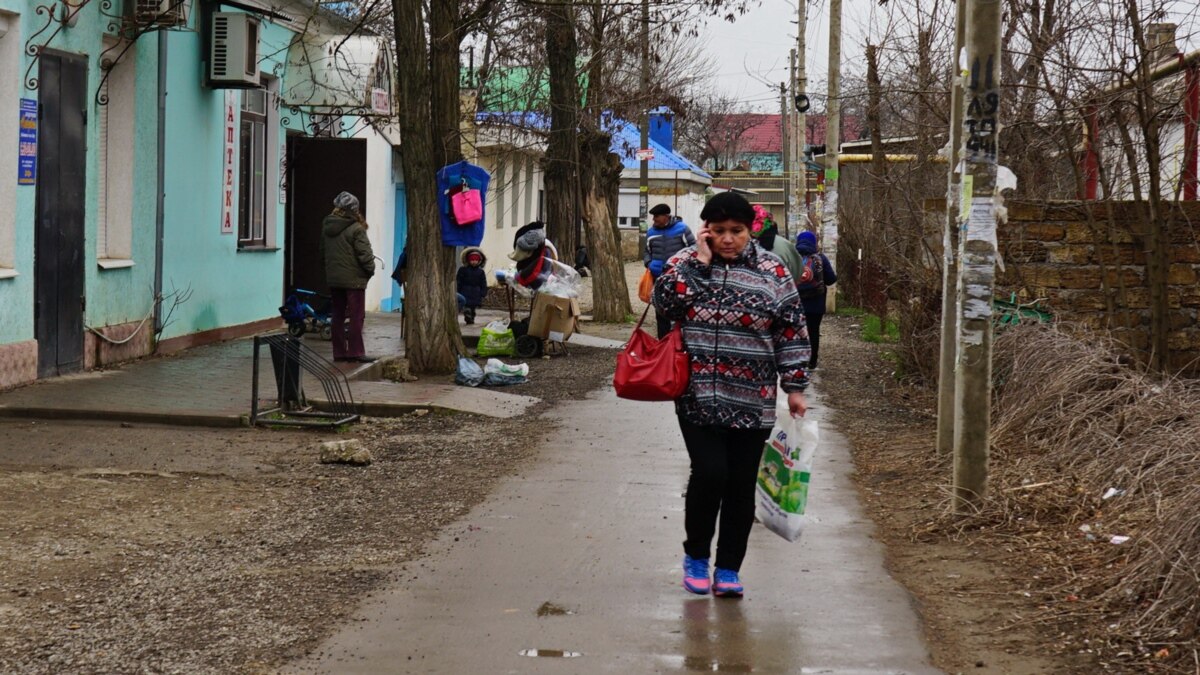 Погода в октябрьском крым. Посёлок Октябрьский Крым. Крым поселок Октябрьский Красногвардейский район. Население пгт Октябрьское Крым. Население пгт Октябрьское Крым Красногвардейский район.