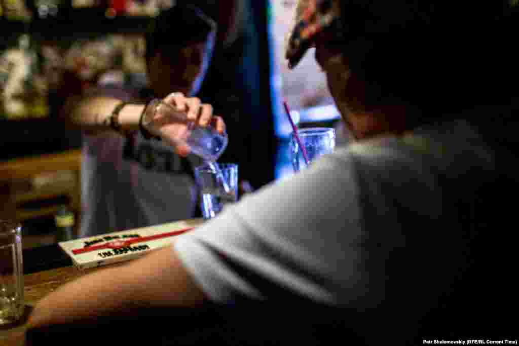 &laquo;Викрутка&raquo; &ndash; популярний коктейль в донецьких барах. Більшість клієнтів зберігають вірність улюбленим закладам з довоєнних часів
