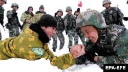 Çin (sağda) və tacik əsgərlər Sintzyan regionundakı Kaşqar güclərini sınayırlar