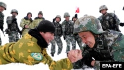 Военнослужащие Таджикистана и КНР во время совместных учений