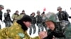 Китайские и таджикские солдаты мерятся силой во время патрулирования рядом с городом Кашгар в автономной области Синьцзян, Китай. Май 2019 года. 