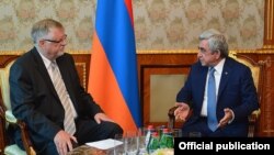 Президент Армении Серж Саргсян (справа) принимает специального представителя ЕС по вопросам Южного Кавказа и кризиса в Грузии Герберта Зальбера, Ереван, 6 июля 2016 г. 