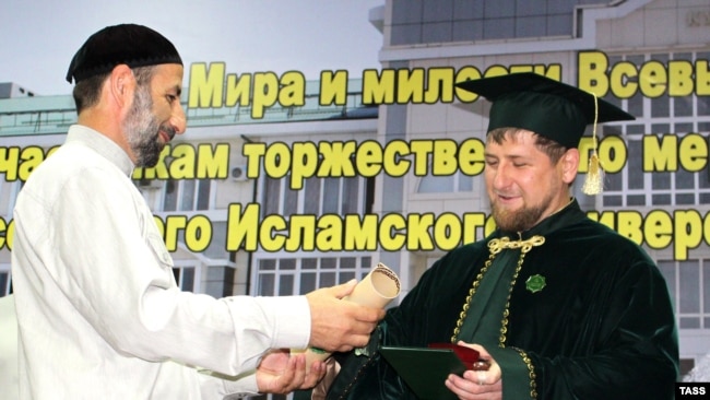 Рамзан Кадыров (справа) почетный профессор Российского исламского университета имени Кунта-Хаджи