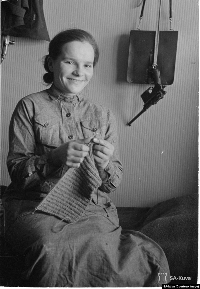 Фінська жінка з пістолетом на стіні своєї садиби. Війна стала для фінів кризою, яка об’єднала людей. Бойовий дух захисників був на високому рівні