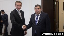 Rossiya Sanoat va savdo vaziri muovini Viktor Yevtuxov va O‘zbekistonTashqi iqtisodiy aloqalar, investitsiyalar va savdo vaziri Elyor G‘aniev. (Rossiya Sanoat va savdo vazirligi rasmiy fotosi)