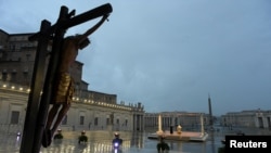 Папа римский Франциск дает благословение «Урби и Орби» (городу и миру) на безлюдной площади у собора Святого Петра и молится о прекращении пандемии коронавируса. Рим, 27 марта 2020 года