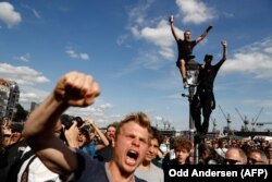 Участник антиглобалистского митинга в Гамбурге. Ожидается, что в протестах 7 и 8 июля примут участие до 100 тысяч человек