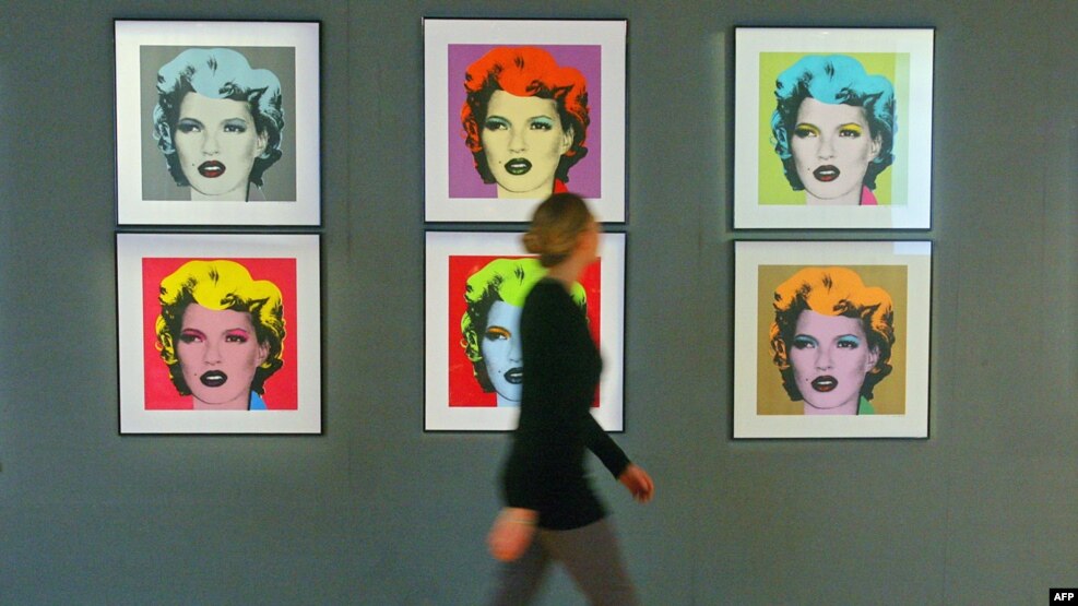 Kate Moss në fotografitë në mur.
