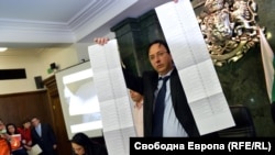 Бившият заместник градски прокурор на София Ромен Василев показва част от допълнително отпечатаните 350 000 бюлетини в печатницата в Костинброд, 15 май 2013 г.